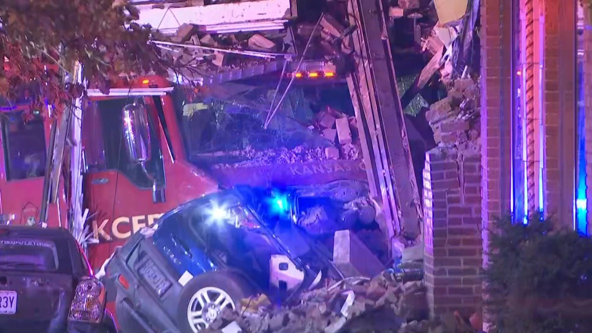 3 dead after responding fire engine & SUV crash into Kansas City, MO building